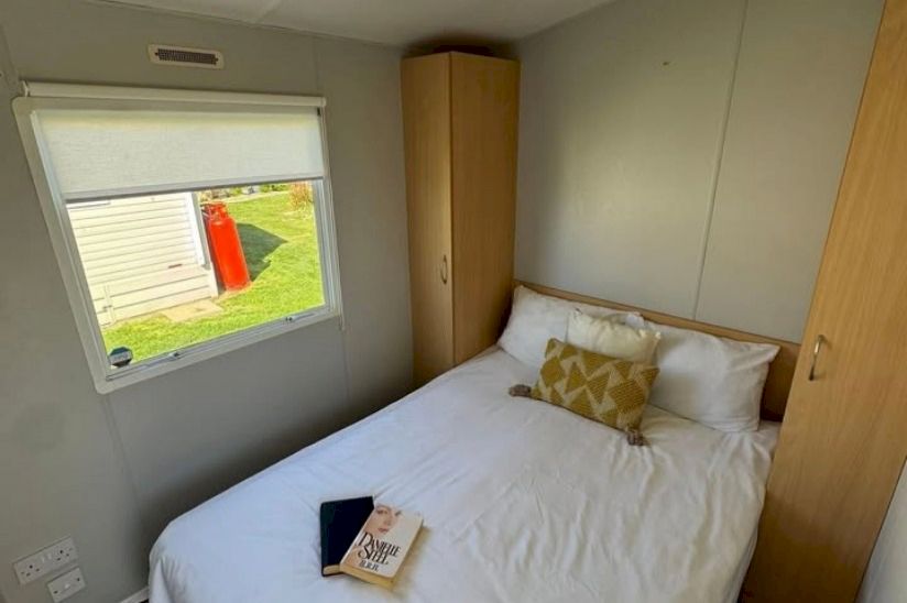 Two Bed Delta Santana (26 x 10) 2010 Two Bed Delta Santana (26 x 10) 2010