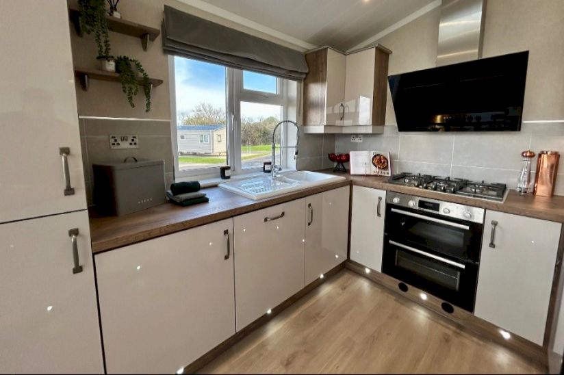 Two Bed Omar Kingfisher (40x20) 2023 Two Bed Omar Kingfisher (40x20) 2023