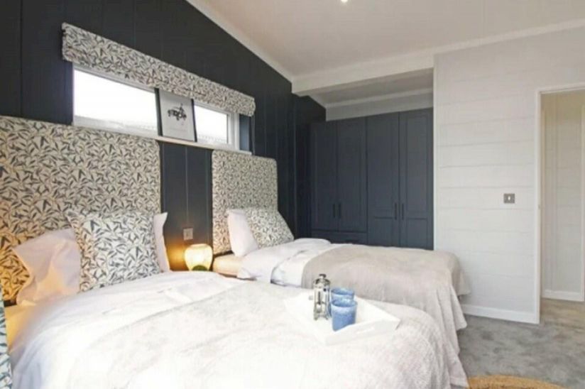 Two Bed Omar Heron (45x22) Two Bed Omar Heron (45x22)