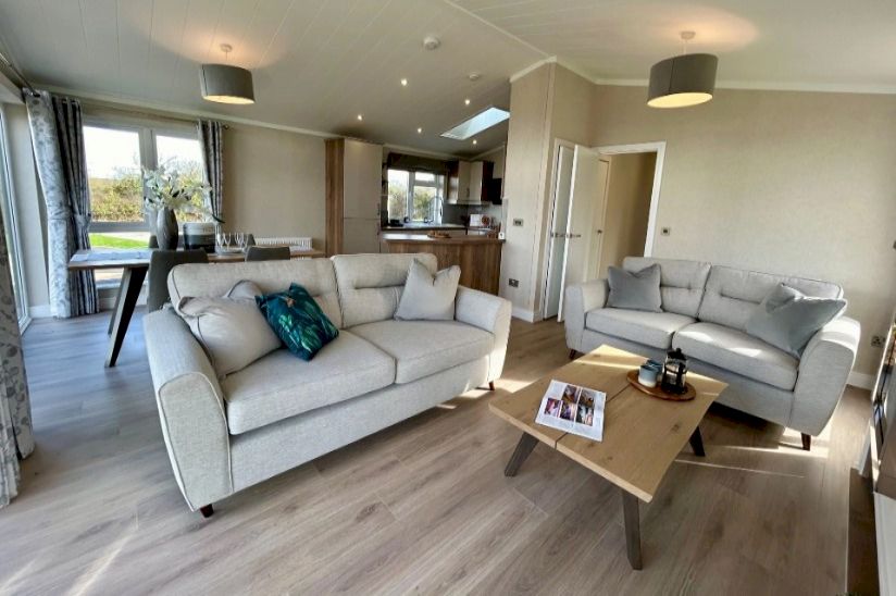 Two Bed Omar Kingfisher (40x20) 2023 Two Bed Omar Kingfisher (40x20) 2023