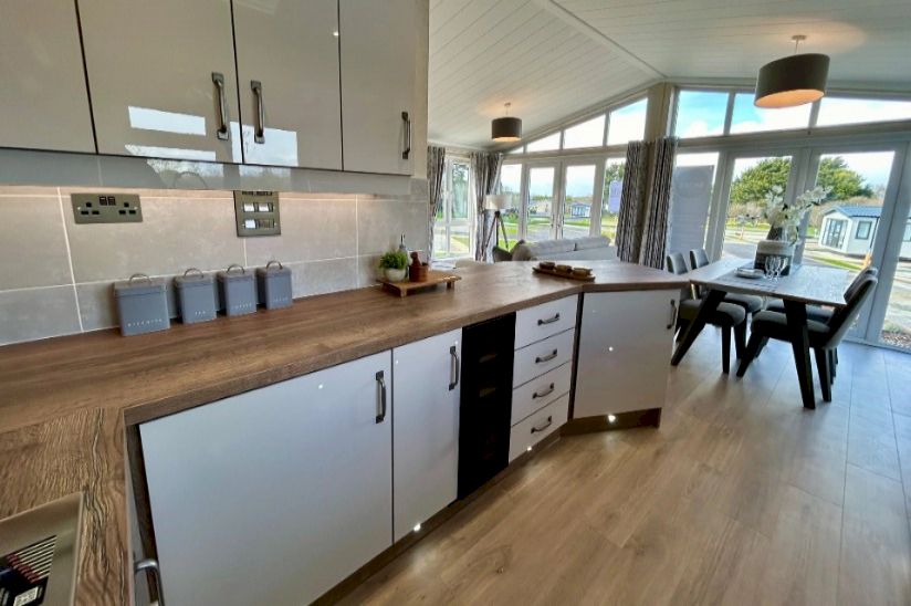 Two Bed Omar Kingfisher (40x20) 2023 Two Bed Omar Kingfisher (40x20) 2023