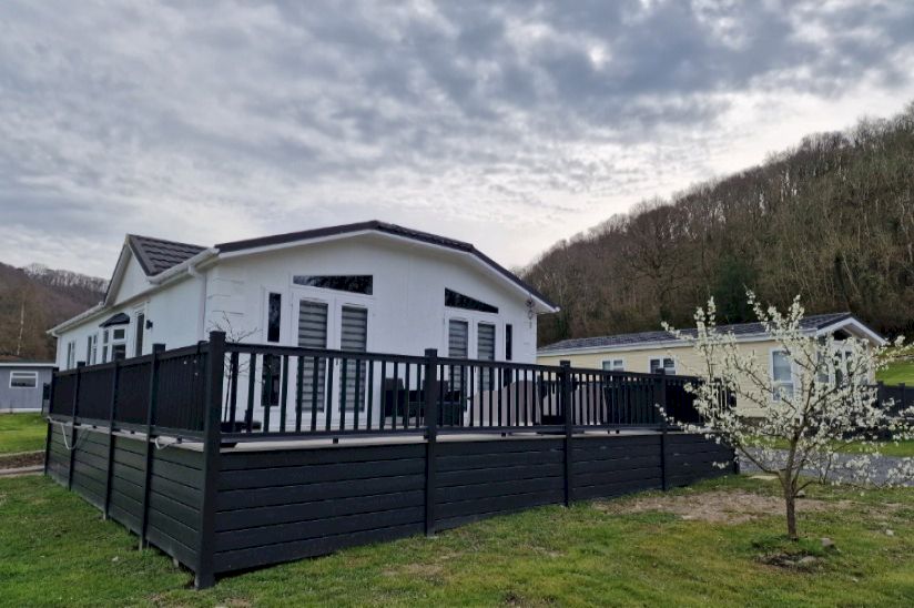 Private Sale Three Bed Stately Albion Chatsworth Crystal (42x22) Private Sale Three Bed Stately Albion Chatsworth Crystal (42x22)