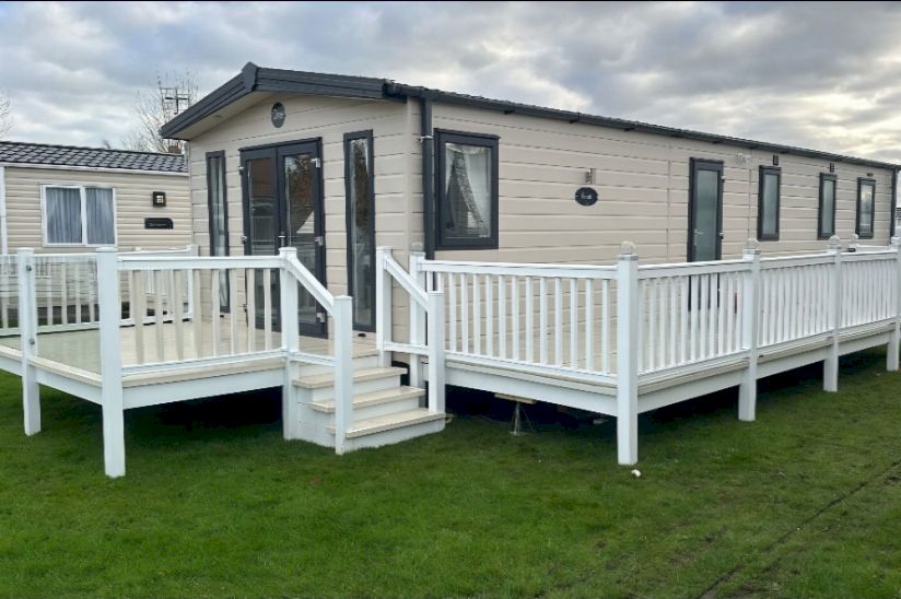 Three Bed Love Royale (40x13) 2023 Three Bed Love Royale (40x13) 2023