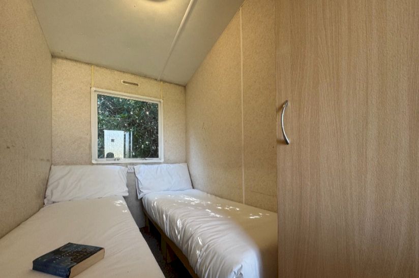 Two Bed Delta Santana (30x12) 2009 Two Bed Delta Santana (30x12) 2009