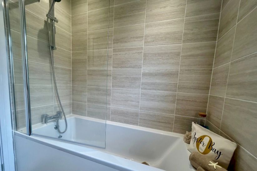 Two Bed Omar Kingfisher (40x20) 2023 Two Bed Omar Kingfisher (40x20) 2023