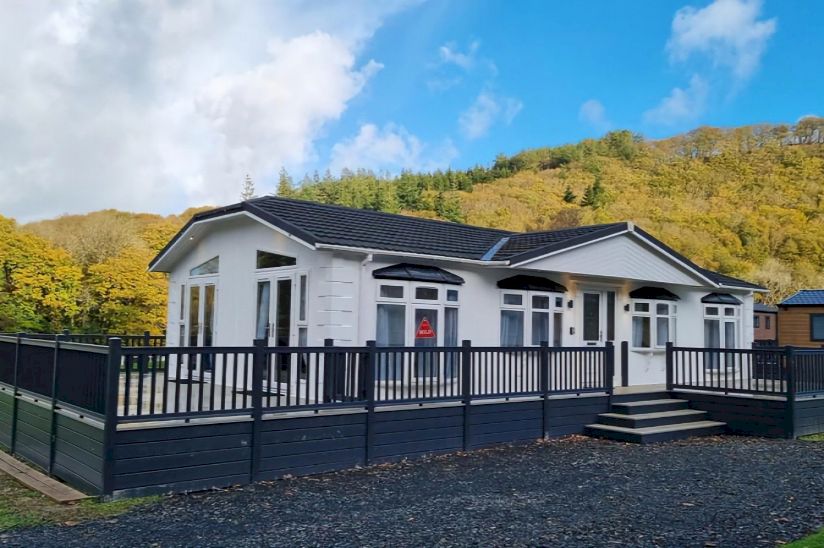 Private Sale Three Bed Stately Albion Chatsworth Crystal (42x22) Private Sale Three Bed Stately Albion Chatsworth Crystal (42x22)