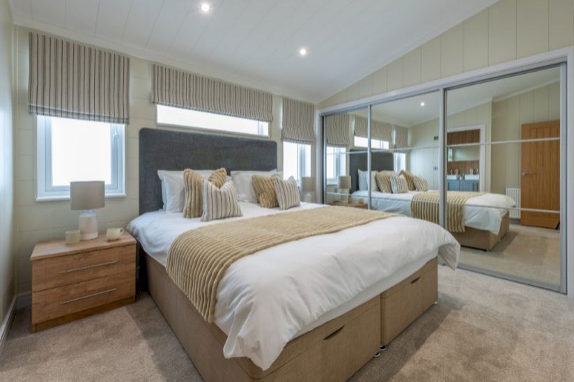 NEW Omar Contemporary 40 x 20 (2024) NEW Omar Contemporary 40 x 20 (2024)