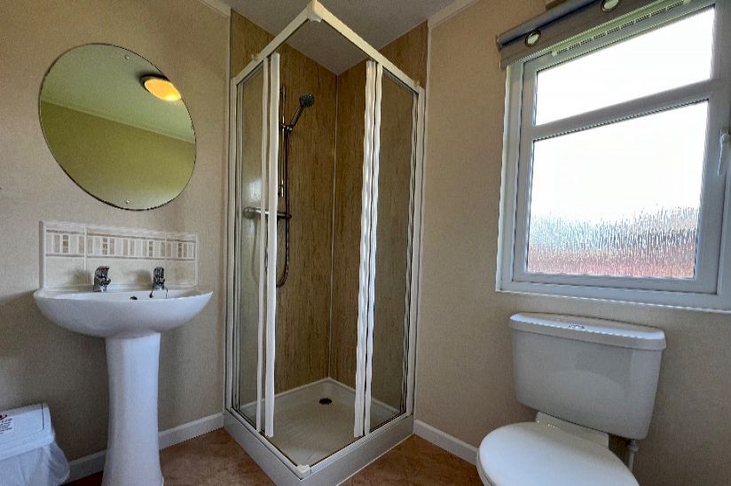 En-suite shower room En-suite shower room