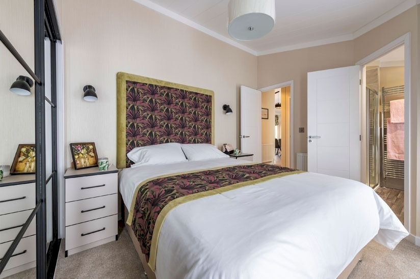 Two Bed Omar Ikon Two Bed Omar Ikon