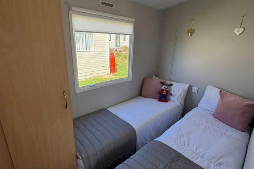Two Bed Delta Santana (26 x 10) 2010 Two Bed Delta Santana (26 x 10) 2010