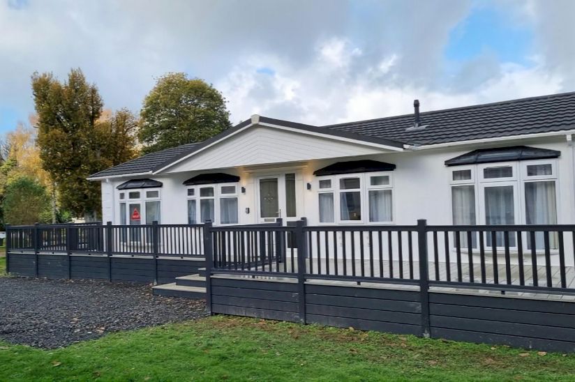 Private Sale Three Bed Stately Albion Chatsworth Crystal (42x22) Private Sale Three Bed Stately Albion Chatsworth Crystal (42x22)