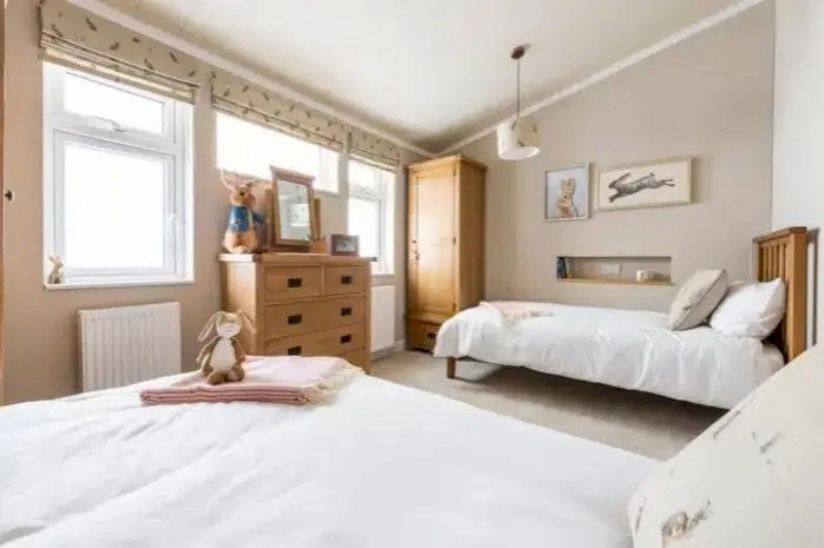 Two Bed Omar Spinney (40x20) 2023 Two Bed Omar Spinney (40x20) 2023