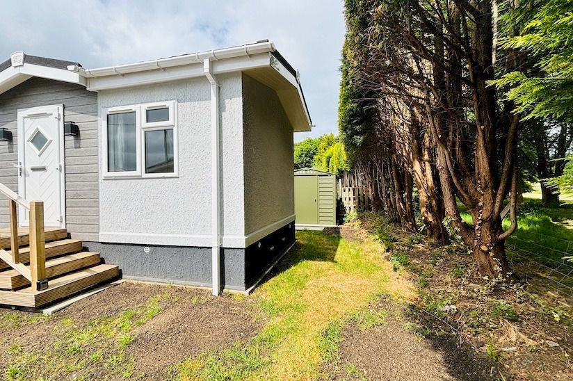 NEW One Bed Stately Tredegar Elite (30x10) NEW One Bed Stately Tredegar Elite (30x10)