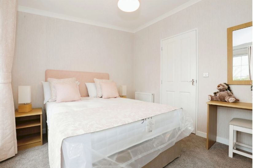 Large Double Bedroom Large Double Bedroom