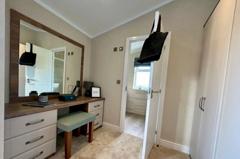 Two Bed Omar Kingfisher (40x20) 2023 Two Bed Omar Kingfisher (40x20) 2023